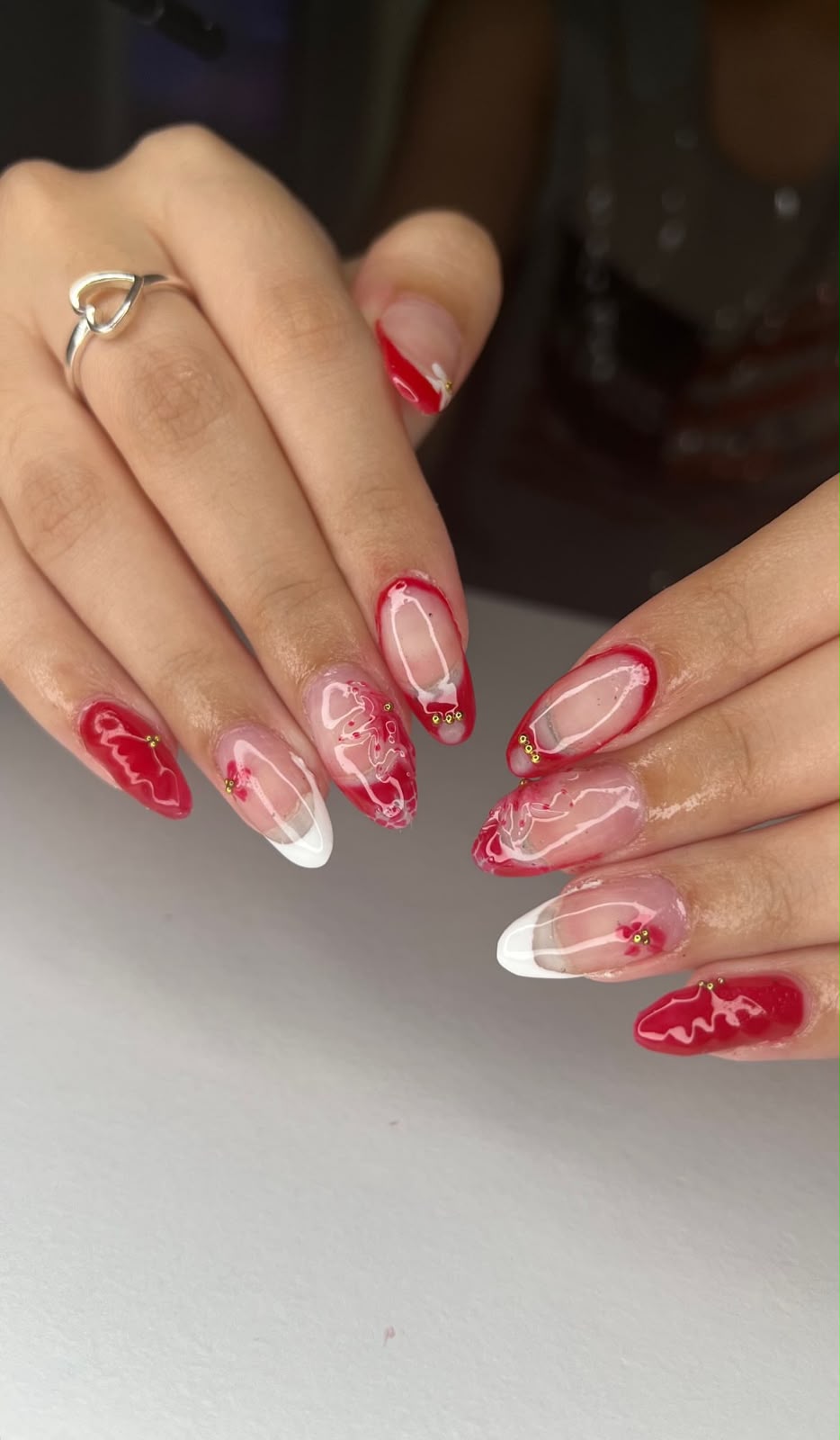 Detalhe de manicure em vermelho com nail art premium