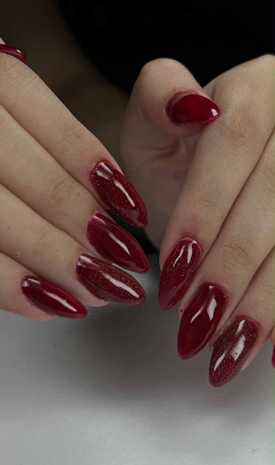 Retrato profissional da manicure com acabamento em vermelho profundo